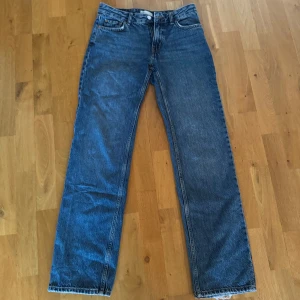 Blå lågmidjade jeans från GinaTricot - Snygga blå jeans från Perfect Jeans med låg midja och klassisk femficksdesign. De har en straight passform och är perfekta för en avslappnad stil. Tillverkade i slitstarkt denim som ger en tidlös look.