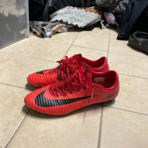 Nike mercurial Vapor 11 fotbollsskor - Nike mercurial Vapor 11 fire pack. Bra skick 7/10 storlek 45