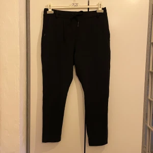  kostymbyxor  - Snygga svarta kostym likande byxor. Dom är super stretchiga och sköna. Två fickor fram och två fejk bak. Perfekta för en avslappnad men ändå stilfull look.