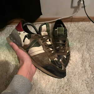 Valentino Rockrunners - Tja säljer dessa feta par Valentino rockrunners, inte svin bra skick, hål i toeboxen som man ser på bilden, nypris runt 8000-7000kr men säljer dom bara 1699kr, priset kan diskuteras