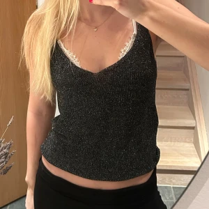Mango topp - Snygg glittrig topp ifrån Mango. Jag har bara använt den några få gånger, så den är i superbra skick🩶✨
