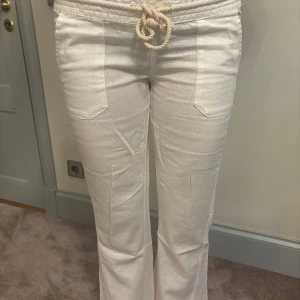 Vita linnebyxor från roxy - Snygga vita linnebyxor perfekta för både vår och sommar! säljer för 300 men pris kan diskuteras!