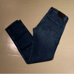 Replay Jeans - Säljer ett par sjukt feta replay jeans i nyskick, enbart använda ett par gånger. INGA defekter. Skriv vid minsta fundering och gärna efter fler bilder.