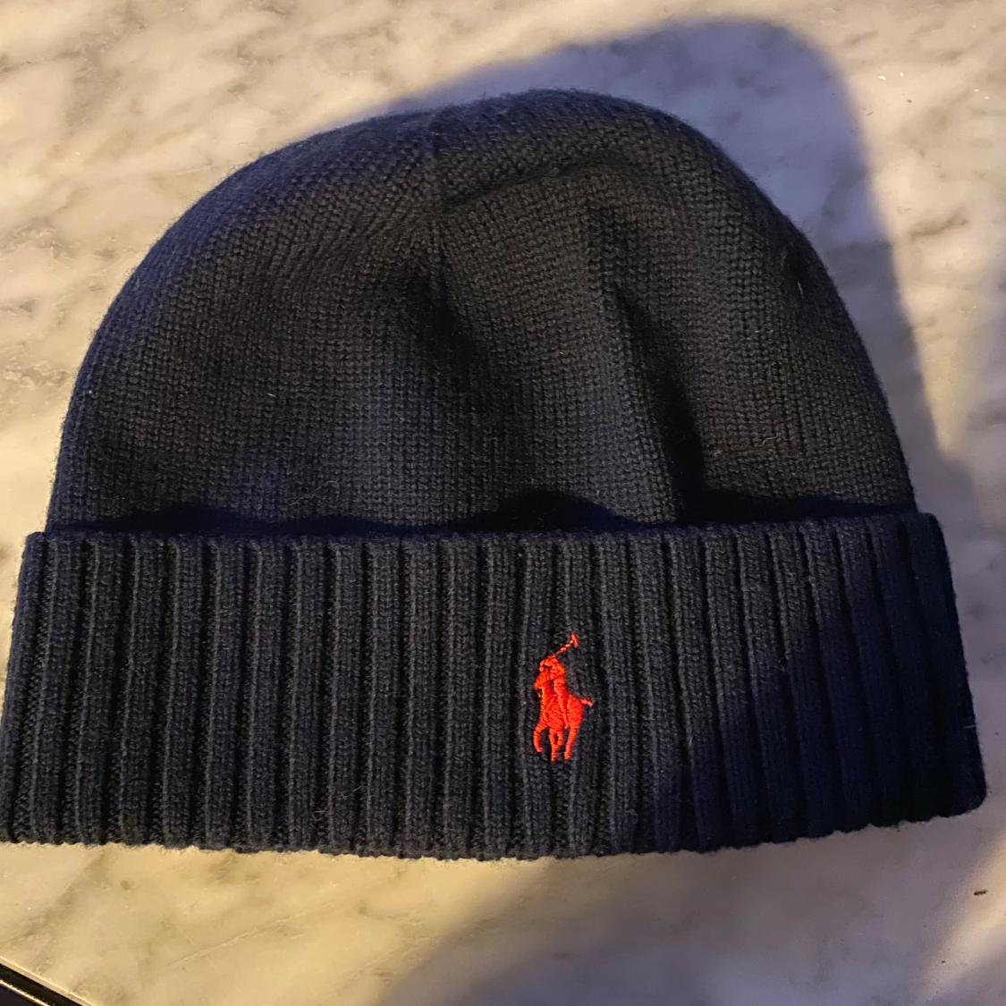 Mörkblå stickad mössa från Ralph Lauren