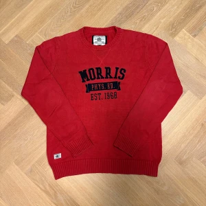 Röd Morris tröja - Fetaste plagget för fetaste priset 🔥  Vid ett snabbt köp går priset att prutas 💯  100% ÄKTA 👍  Inga defekter som inte syns i bilderna ✅  Varan går att hämtas i Gbg för ett lägre pris ⭐️