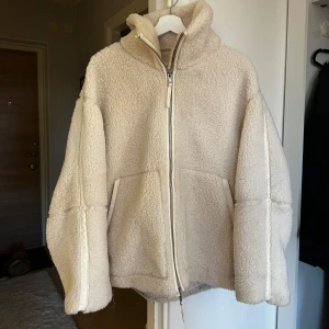 Teddy jacka  - Säljer min Teddy jacka från H&M ❤️ använd men fortfarande i bra skick. Har lite smink fläckar vid kragen som syns på de sista bilderna, annars är den i bra skick ❤️nypris 549 och slutsåld!
