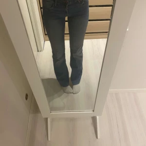 Blå bootcut jeans - Snygga blå bootcut jeans med klassisk design. Perfekta för en avslappnad stil. De har en bekväm passform och är tillverkade i ett slitstarkt material.