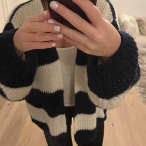 Randig stickad kofta i blått och vitt - Jätte mysig kofta 