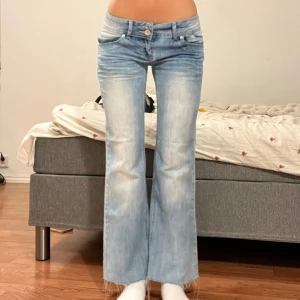 Ljusblåa Jeans  - Midjemått: 37cm, innerbenslängd: 72cm 💞