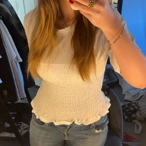 Vit smockad topp hm - Säljer en superfin och trendig topp från hm. Jättefint sick❤️💌storlek L men passar mer M och S