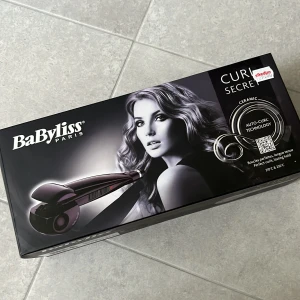 BaByliss Curl Secret - BaByliss Curl Secret med keramisk beläggning och Auto-Curl Technology. Perfekt för att skapa långvariga lockar med enkelhet. Kommer i en elegant mörklila färg. Köpt till dottern som ej klara av den eftersom hon var för ung. Köpt för 1295kr. Bara provad 1gång, Nu 500kr