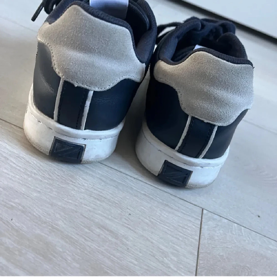 Svarta sneakers från Pepe Jeans - 1