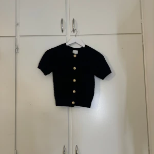 Svart kofta med knappar - Säljer denna kofta då jag inte har nån användning av den. Den har använts ett par fåtal gånger men är i bra skick. Hör av dig vid intresse eller fler frågor!