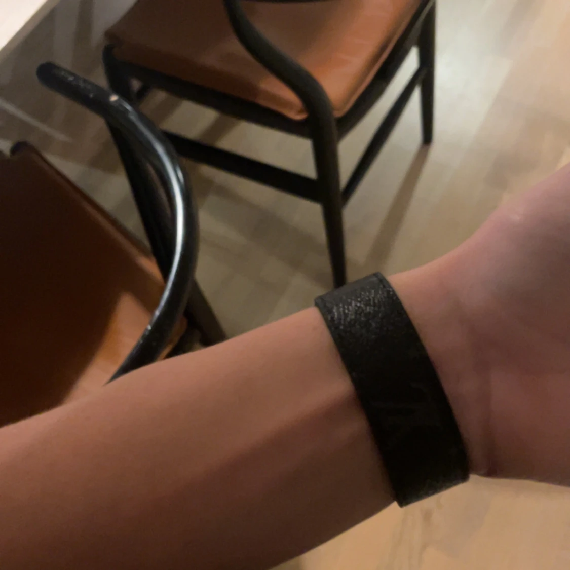 Svart armband med metallspänne - 1