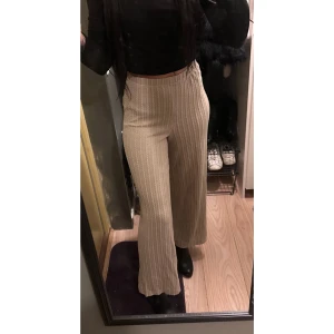 Beige ribbade byxor - Beige ribbade byxor med hög midja och wide fit. Petite xxs, lite korta i benen.