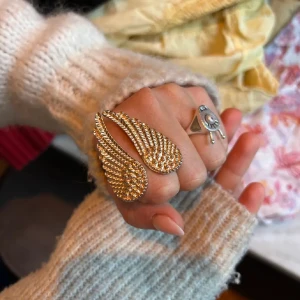 Ving ring  - Jätte cool ving ring, köpt av hon på bilden 💞💞den är 18 mm, lite justerbar. Tryck gärna på ”köp nu” 