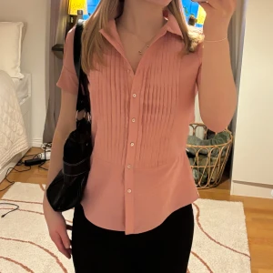 Rosa blus  - Säljer denna superfina blus då den tyvärr inte kommer till användning. Bara att skriva om du har några funderingar ❤️