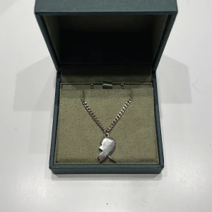 Maria Nilsdotter halsband - Säljer mitt superfina silver halsband från Maria Nilsdotter. Längden på kedjan är 45! Halsbandet är väl använt och därmed har färgen blivit lite mer grå än när jag köpte det. Skriv för fler bilder!