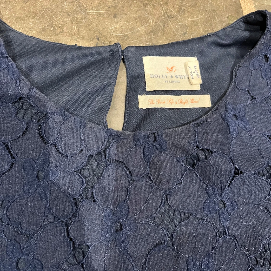 Mörkblå spetsblus från Holly & White - 2