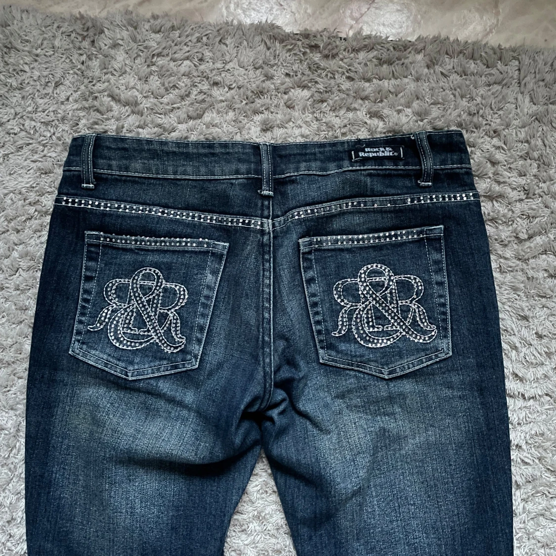 Mörkblå jeans med broderade bakfickor - 1
