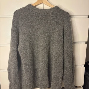 Grå ulltröja från H&M - Jättemysig tröja från H&M i Wool/Alpaca blend💖