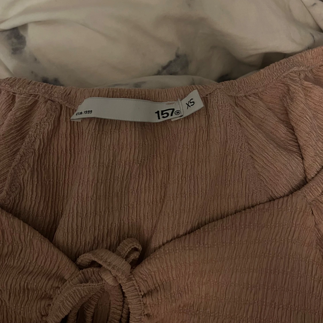 Beige topp med volangdetaljer - 1