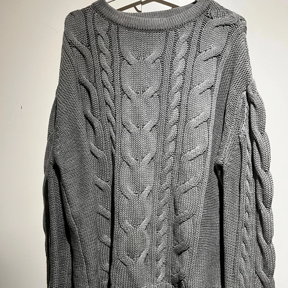 Grå stickad tröja med flätmönster - 2