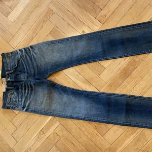 Blå jeans från Edwin - Snygga blå Edwin jeans med en klassisk straight passform. De har en traditionell femficksdesign och är tillverkade i bomull. Perfekta för en avslappnad stil.