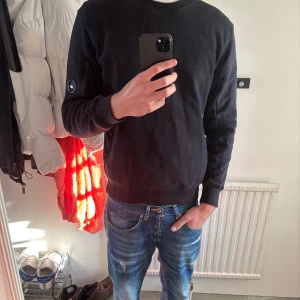 C.P Company tröja - Säljer min svarta C.P Company tröja då ja inte använder den längre. Har inga defekter och passar S-M. Hör av er vid minsta funderingar!