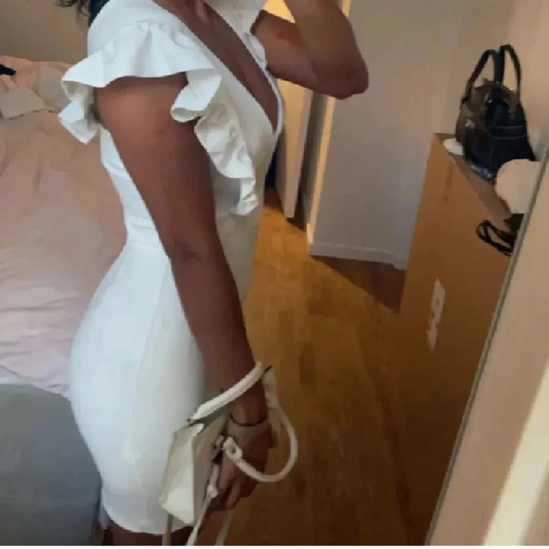 Vit klänning/studentklänning med volangdetaljer - 3