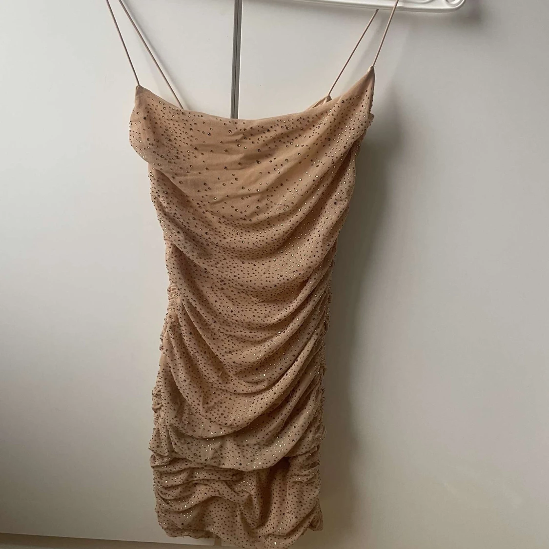 Champagnefärgad klänning med paljetter