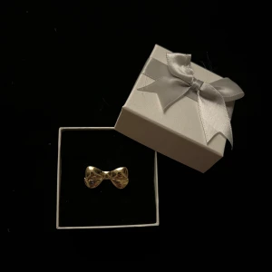 Guldig rosett ring  - Frakt 22kr. Icke justerbar. Storlek S