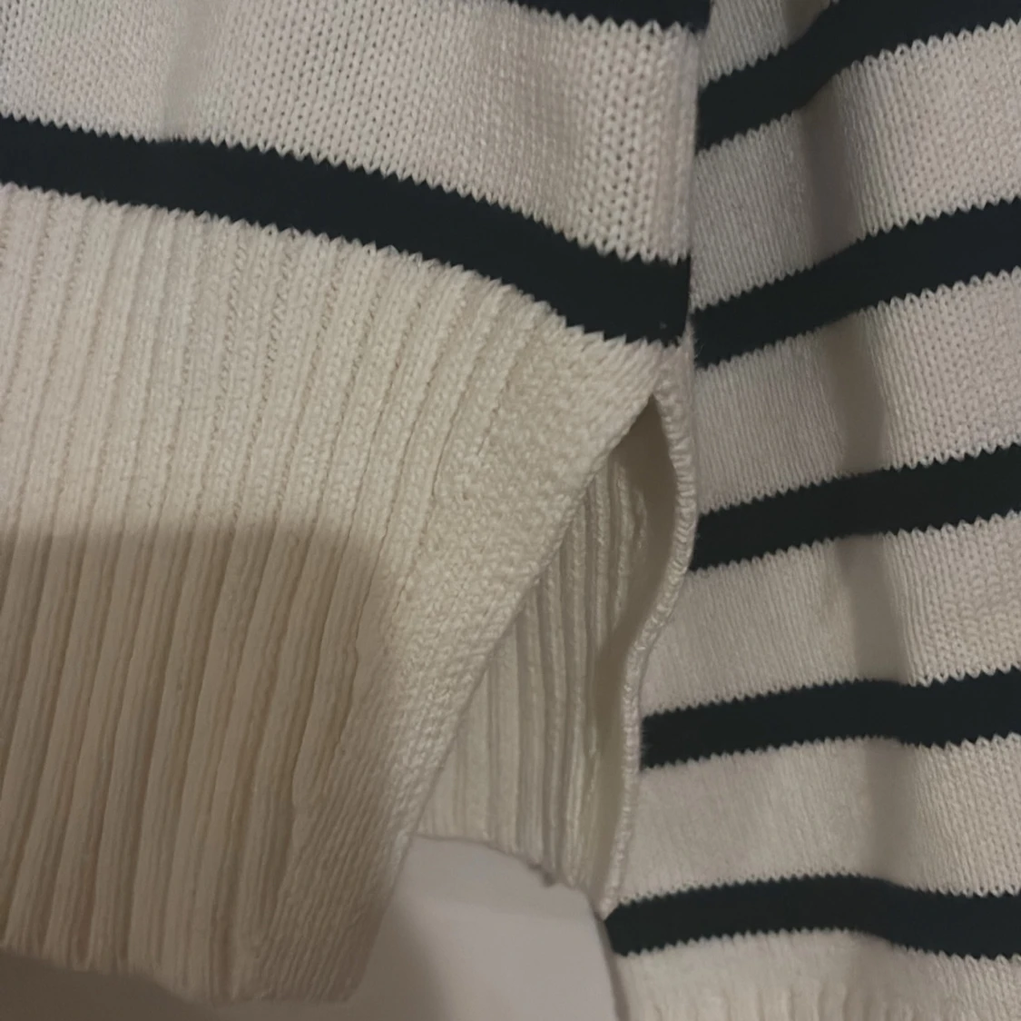 Randig stickad tröja i offwhite och svart - 2