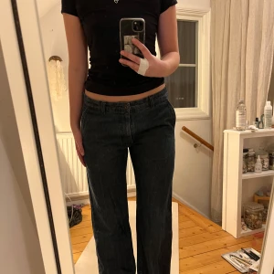 Svarta jeansbyxor - Snygga marinblå jeansbyxor med en klassisk straight passform. De har en lägre midja som slutar under naveln🙌🙌