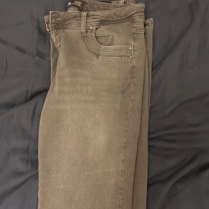 Grå bootcut jeans från LTB - Snygga grå bootcut jeans från LTB med låg. Märket 'Valerie'. Säljer då dom är för stora för mig och är bara använd en gång. 💓