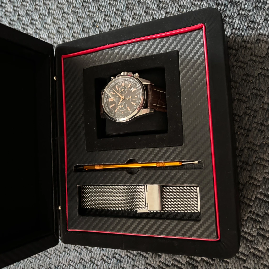 Elegant kronografklocka med brunt läderarmband - 1