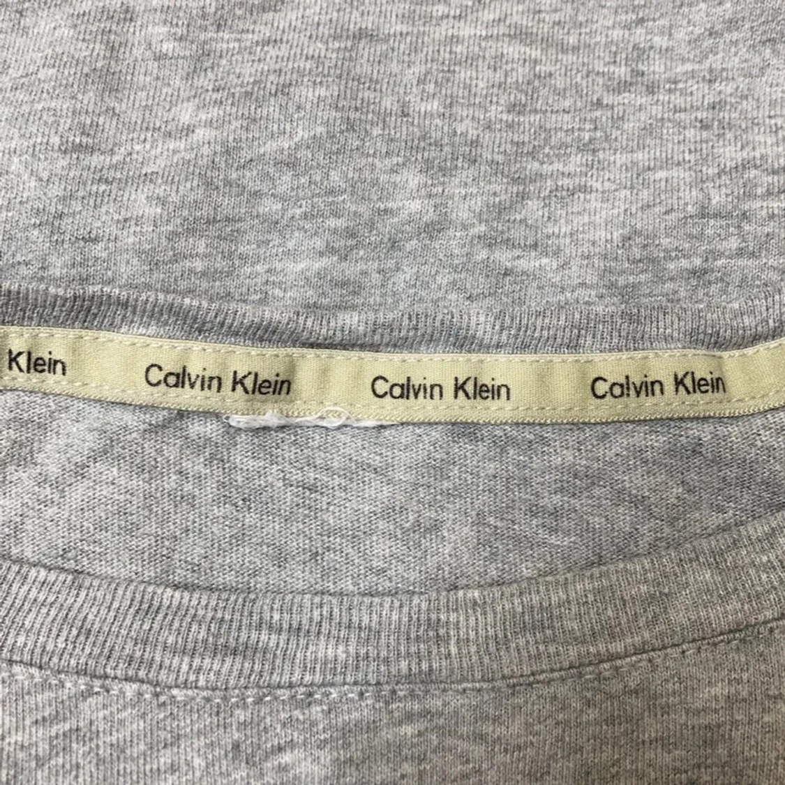 Grå t-shirt från Calvin Klein - 2