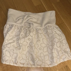 Beige tub topp med spetsdetaljer - jätte fin tub topp som inte kommer till andvädning nå mer💞skriv om du vill ha fler bilder💞perfekt till sommaren!!! Den är uttöjbar så större storlekar kan oxå ha den💞