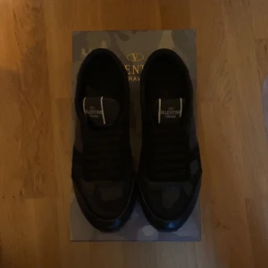 Valentino Rockrunner  - Snygga svarta Valentino Rockrunner sneakers i  skicket 10-10 ett coolt camouflage-mönster. Skorna har en kombination av skinn och mocka med klassisk snörning. Perfekta för att ge din outfit en edgy touch. Skriv vid frågor!!!