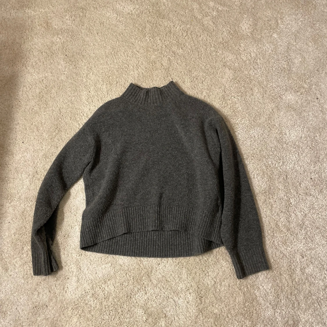 Grå stickad tröja
