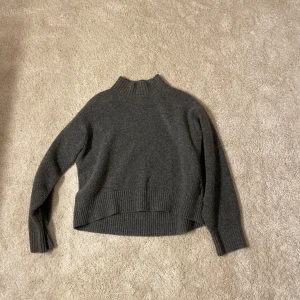 Grå stickad tröja - Säljer en mysig grå stickad tröja. Strl s men den är mer xs.   OBS kan ej skicka med Instabox endast PostNord