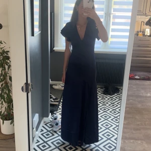 Balklänning - Mörkblå balklänning, helt ny storlek 36. 