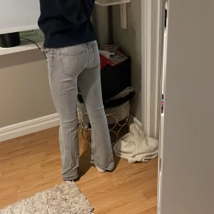Ljus gråa jeans från Gina  -  Säljer mina ljusgråa byxor från jeans i storlek 32 då de inte passar längre pris kan diskuteras vid snabb handling ( vill bli av med dom ) 