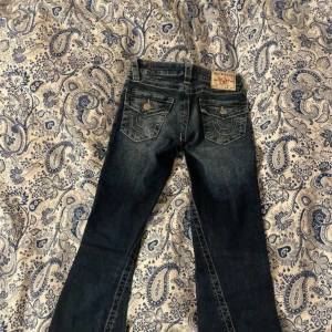 True religion joey jeans  - Supersnygga och populära bootcut/flare true religion jeans i modellen Joey mid Rise flare 💞 de är alltså midrise men sitter ganska lågmidjat på mig:) köpta på vinted men säljer då de tyvärr är för små för mig🫶🏼   Storlek 24 vilket motsvarar typ xs🌸 midjemått rakt över: ca 31cm, innetbenslängd: ca 77cm, grenhöjd: ca 20cm💞   Jag är öppen för prisförslag vid snabb affär😊hör av er om ni har frågor eller vill ha fler bilder 🌸