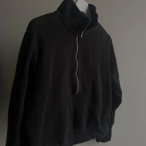 Svart tröja med dragkedja - Snygg svart tröja med hög krage och dragkedja framtill. Perfekt för en stilren look och enkel att matcha med olika outfits. Tröjan har långa ärmar och en bekväm passform. Använd fåtal gånger, från HM