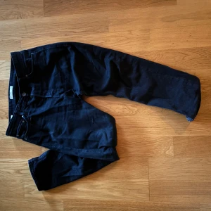 Svarta jeansbyxor - Ass feta svarta jack & jones jeans med bra passform. Inte använt så mycke då de är lite för små för mig i midjan men önska jag kunde använt dem mer. Skriv vid frågor. Pris kan diskuteras vid snabb affär