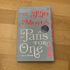 Paris for One & Other Stories - Säljer boken 'Paris for One & Other Stories' av Jojo Moyes. En samling berättelser som utforskar kärlek och äventyr, med en charmig design i grått och rött. Perfekt för dig som älskar romantiska och inspirerande historier.