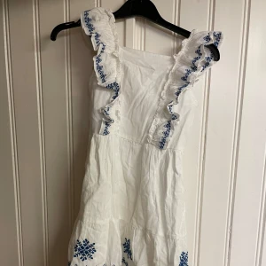 Klänning - Säljer denna fina klänning från Mango. Den är i storlek 152 men passar mig bra som brukar ha xs i kläder. Den är endast provad och aldrig använd. Perfekt för sommaren. Tryck gärna köp nu. Eller ge prisförslag 💗