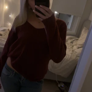 Vinröd tröja med v-ringning - Säljer en vinröd tröja med v-ringning och långa ärmar. Perfekt för vår och vinter. Tröjan har en mysig och bekväm passform.