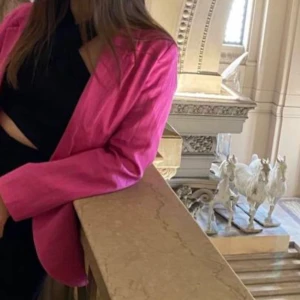 Rosa kavaj - Snygg rosa kavaj i en härlig färg. Perfekt för att liva upp vilken outfit som helst. Kavajen har en klassisk passform och långa ärmar.
